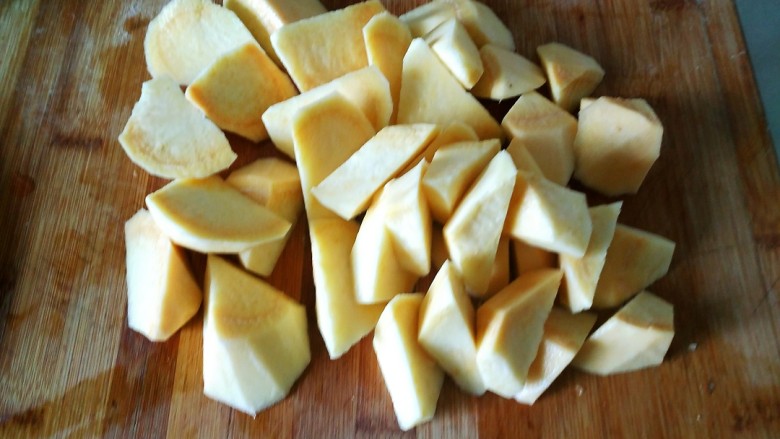 牛肉西红柿地瓜汤,用刀切块备用