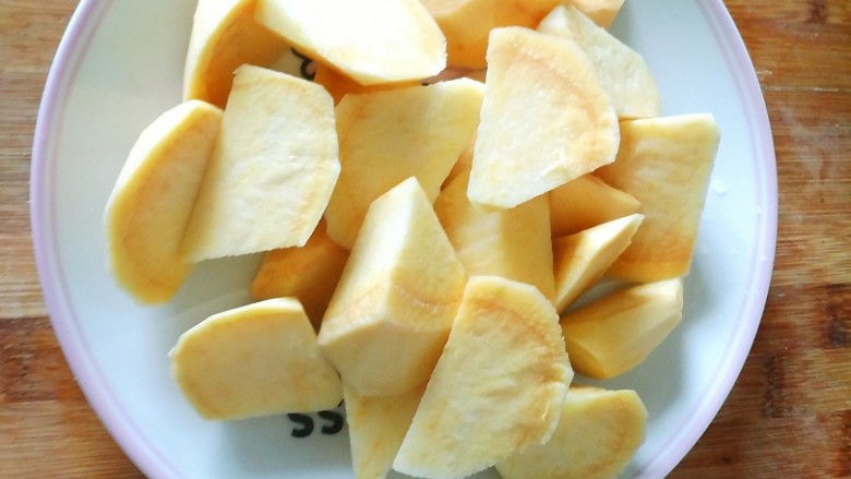 牛肉西红柿地瓜汤,放入盘里备用