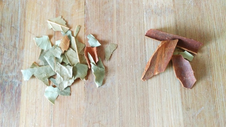 牛肉西红柿地瓜汤,<a style='color:red;display:inline-block;' href='/shicai/ 741'>香叶</a>和<a style='color:red;display:inline-block;' href='/shicai/ 710'>桂皮</a>