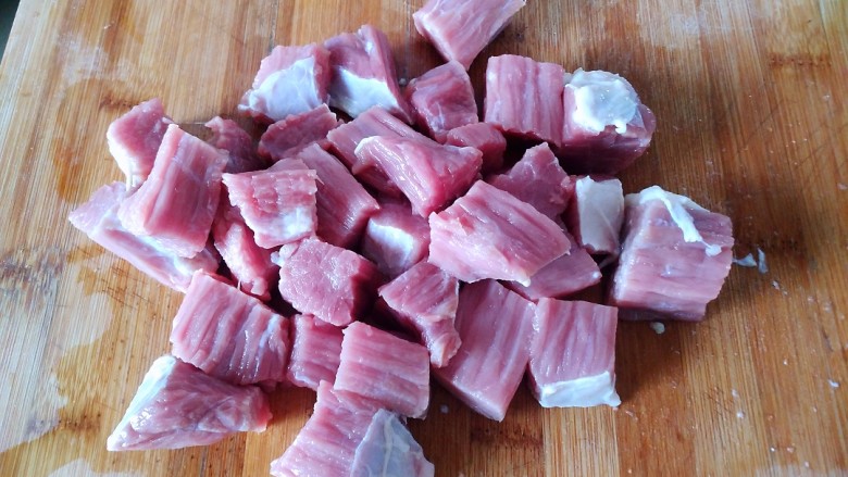 牛肉西红柿地瓜汤,切块备用