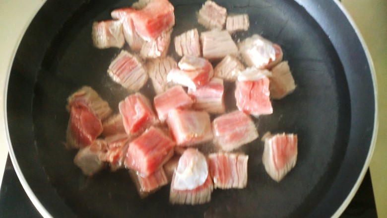 牛肉西红柿地瓜汤,放入切好的牛肉