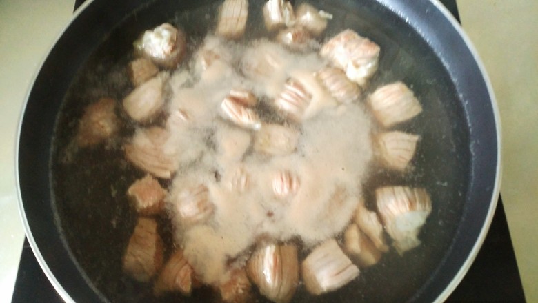 牛肉西红柿地瓜汤,烧开,去除血末