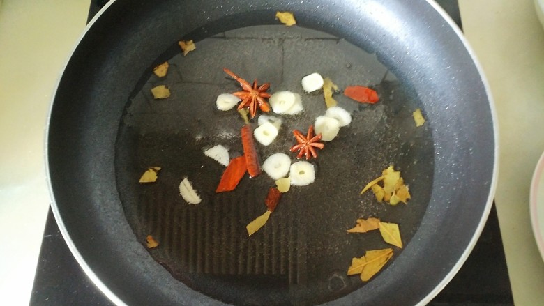 牛肉西红柿地瓜汤,锅清洗干净,锅从新烧热,放入食用油,加入香叶,桂皮,八角,蒜片爆香