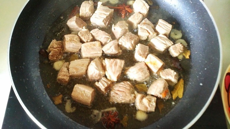 牛肉西红柿地瓜汤,放入焯好的牛肉