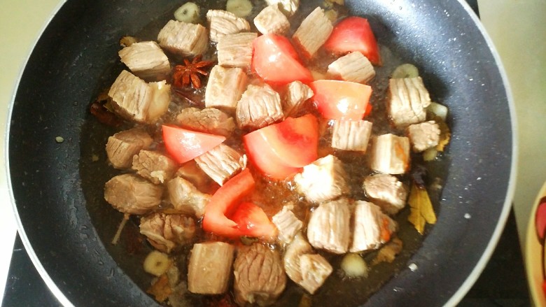 牛肉西红柿地瓜汤,放入一半的西红柿翻炒均匀