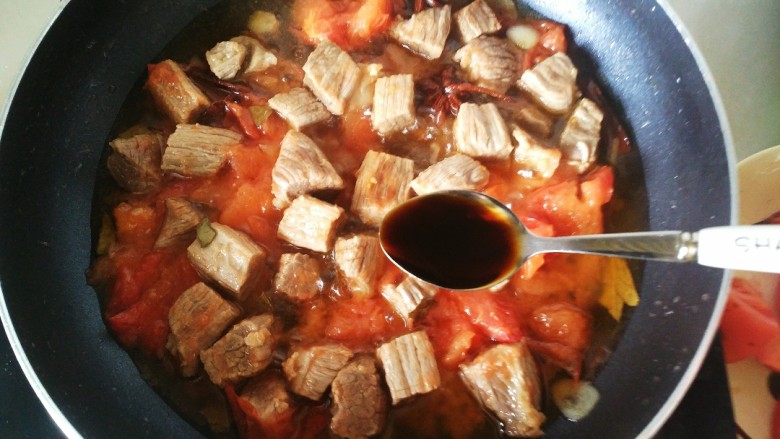 牛肉西红柿地瓜汤,加入<a style='color:red;display:inline-block;' href='/shicai/ 788'>生抽</a>和<a style='color:red;display:inline-block;' href='/shicai/ 762'>老抽</a>