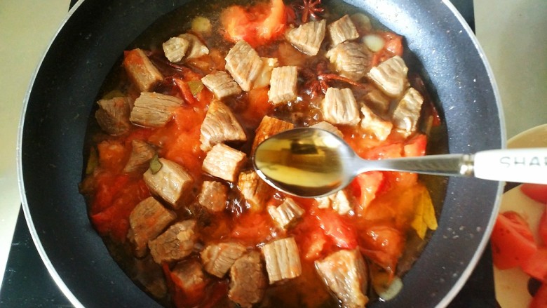 牛肉西红柿地瓜汤,加入料酒,炒出西红柿汁