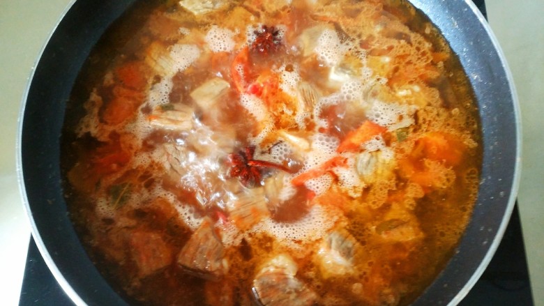 牛肉西红柿地瓜汤,添水没过食材,中火煮开