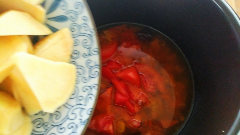 牛肉西红柿地瓜汤,跳闸,打开盖,放入地瓜和另一半西红柿