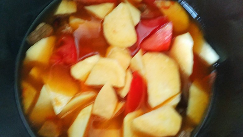 牛肉西红柿地瓜汤,放入地瓜和西红柿