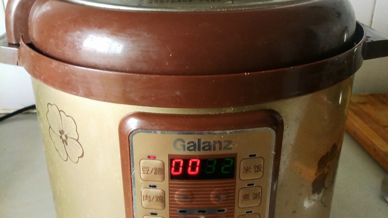 牛肉西红柿地瓜汤,盖上盖,按上煮饭功能