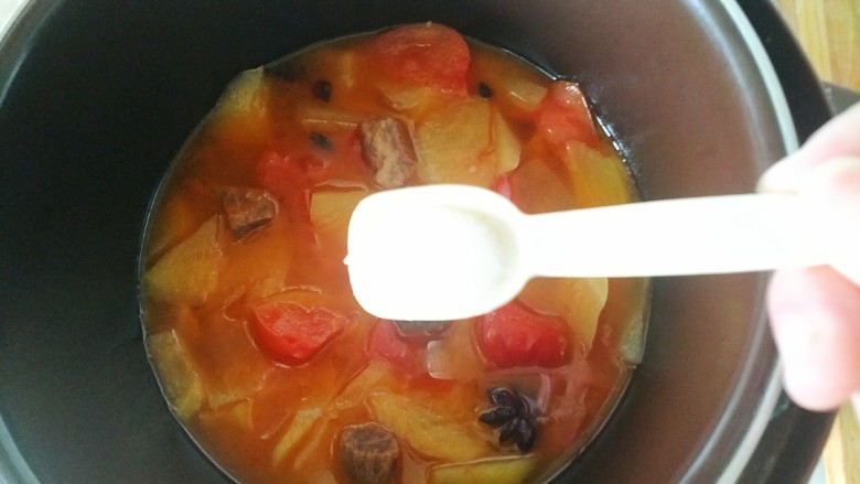 牛肉西红柿地瓜汤,加入盐