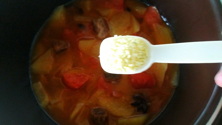 牛肉西红柿地瓜汤,在放入<a style='color:red;display:inline-block;' href='/shicai/ 756'>鸡精</a>,撒上葱花即可