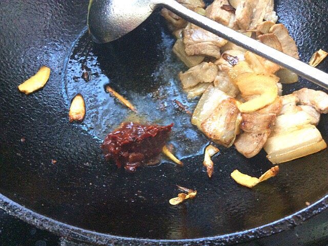 辣子蒜苗回锅肉,出油后,肉播一边炒辣酱,炒出红油