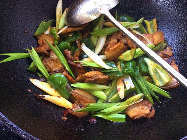辣子蒜苗回锅肉,下蒜苗翻炒片刻,出锅