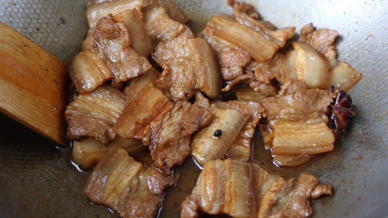 冬笋炒五花肉,翻炒均匀出锅;
