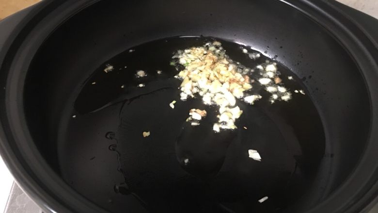 砂锅爆炒鱿鱼丝
,大火烧油热后,小火放入蒜姜粒爆香。