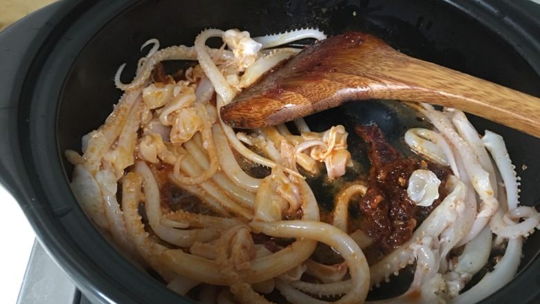 砂锅爆炒鱿鱼丝
,开大火倒入鱿鱼丝爆炒。