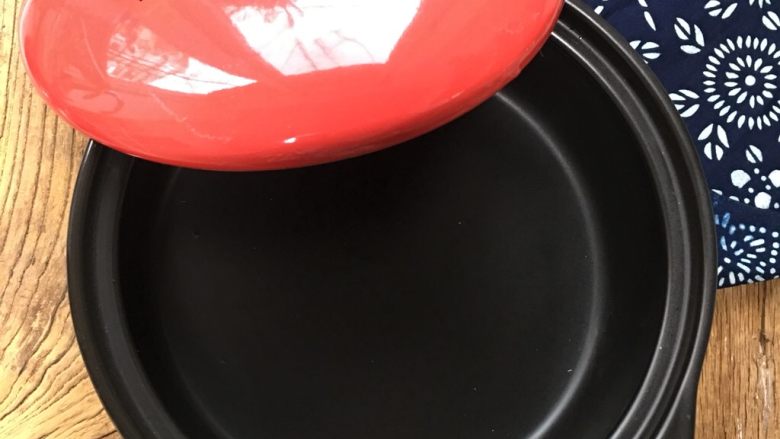 砂锅爆炒鱿鱼丝
,黑乐砂锅用水冲洗净后,擦干备用。