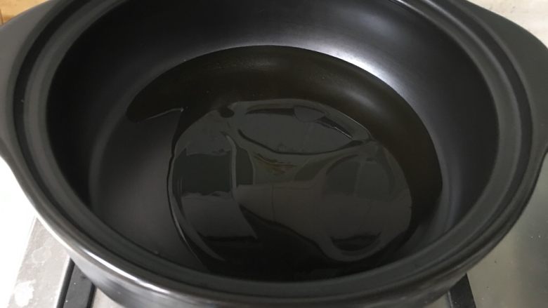 砂锅爆炒鱿鱼丝
,冷锅放油。