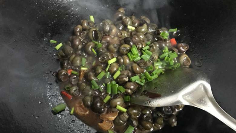 酱爆螺蛳 ,汤汁收至差不多时加入香葱,即可出锅。