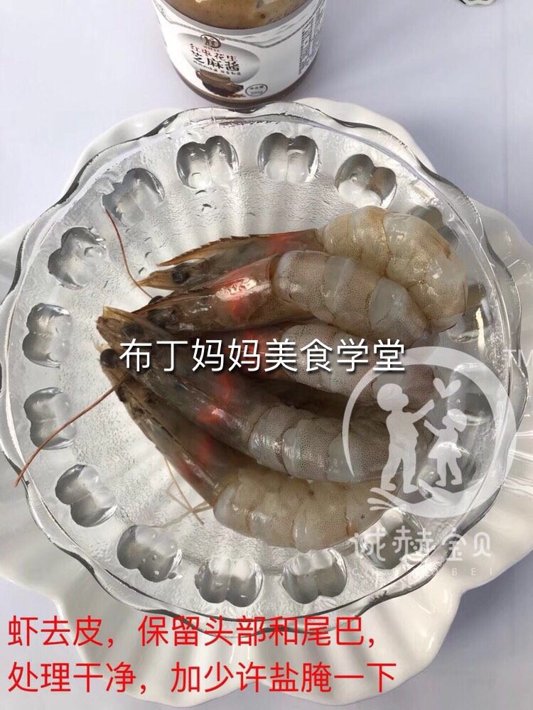 穿彩虹🌈衣的虾,虾去皮留头和尾,去虾线,用少许盐腌一下,煮熟,五彩细面煮熟