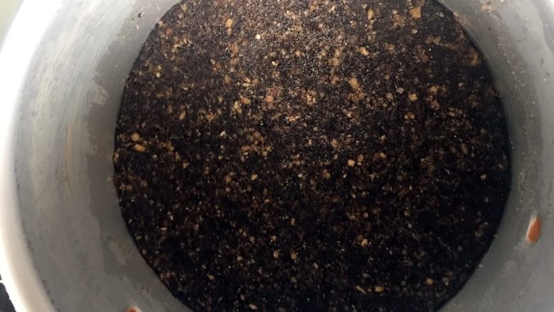 芒果慕斯,饼干碎放到模具底部压实,为了好脱模,可以用油纸剪一个跟底部同等大小的圆形垫在下面,然后送进冰箱冷藏