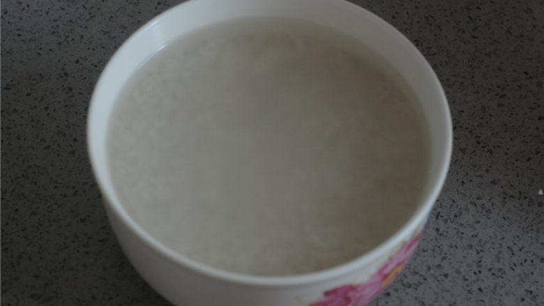 糯米肉丸,<a style='color:red;display:inline-block;' href='/shicai/ 498'>糯米</a>洗干净,用清水泡发一晚上