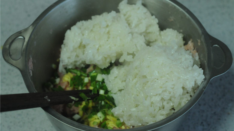 糯米肉丸,将糯米和所有食材都混合在一起,加盐和<a style='color:red;display:inline-block;' href='/shicai/ 12043'>花椒粉</a>调味