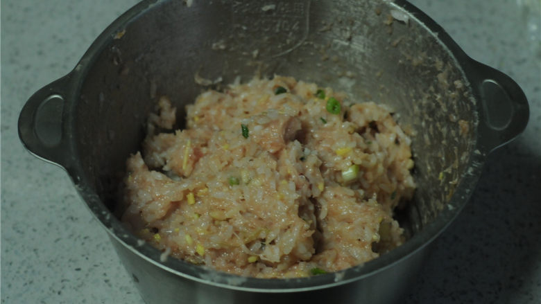 糯米肉丸,用手抓揉均匀至无干粉颗粒状,变得粘稠