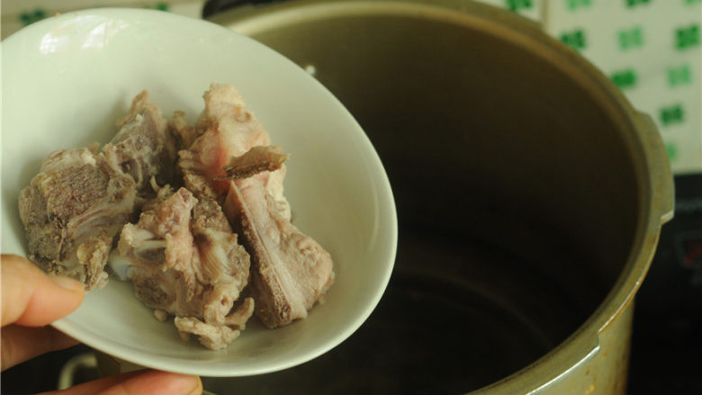 裙边腐竹排骨汤,另起锅,放入半锅清水,将排骨放进去