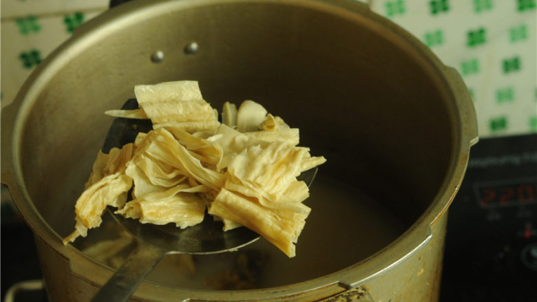 裙边腐竹排骨汤,打开高压锅,将腐竹放进去,再次煮开后烧一分钟