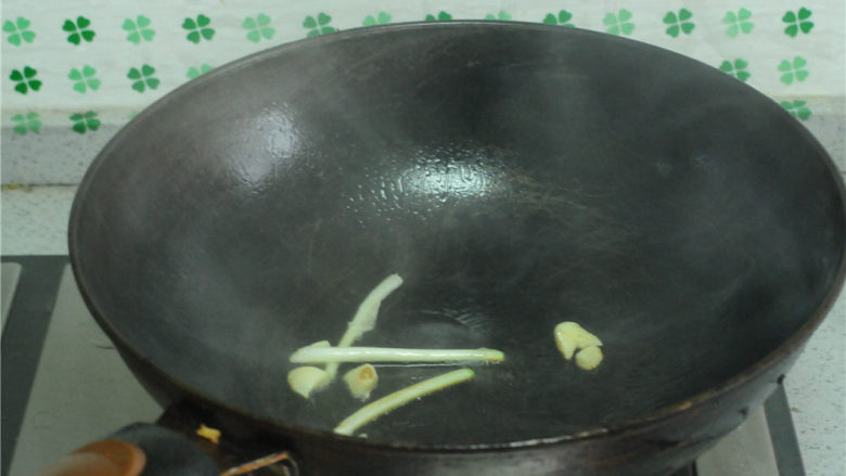 红烧排骨,另起锅,炒香葱姜片