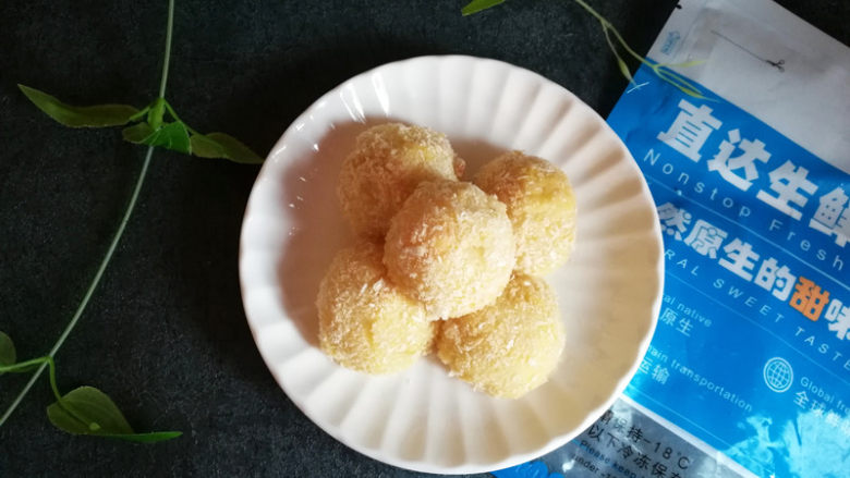 芝士虾球,我用的白色的面包糠,再用料理机稍微打碎一些,这样外皮虽然酥脆,小宝宝也可以吃哦!