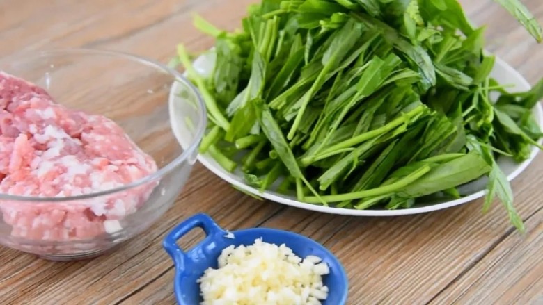 没有像泰国的网红空心菜那样上过天，但是也好吃,【主料】：<a style='color:red;display:inline-block;' href='/shicai/ 414'>猪肉</a> 150克|<a style='color:red;display:inline-block;' href='/shicai/ 118'>空心菜</a> 300克

【辅料】：<a style='color:red;display:inline-block;' href='/shicai/ 788'>生抽</a> 1勺|<a style='color:red;display:inline-block;' href='/shicai/ 718'>料酒</a> 1勺|盐糖 少许|蒜末 少许
