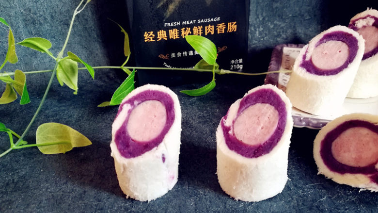 香肠紫薯吐司卷,三片吐司,三根香肠,两个紫薯没用完,做了六个,端给儿子没到五分钟就吃完了!一边吃一边说:“妈妈,春游就给我做这个,太好吃了!