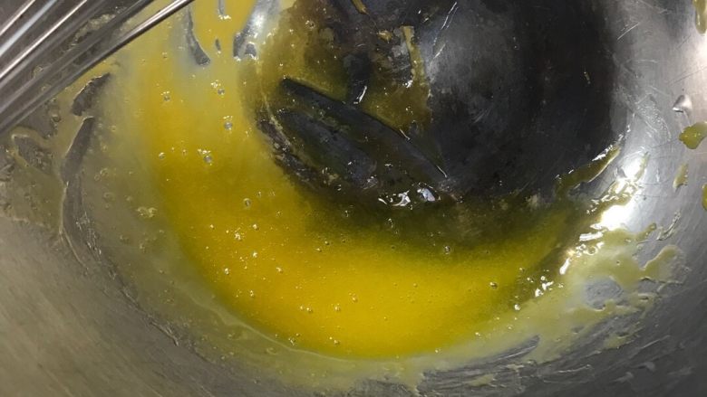 班尼斯大虾,有一点点稠拿出来不要起颗粒,倒入白酒醋一点点寄了