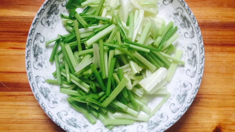 酸辣泡椒牛蛙,芹菜摘去叶，洗净切段。