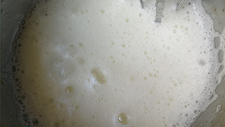萌翻少女心-芭比蛋糕, 蛋白内滴入几滴柠檬汁或用筷子蘸几滴白醋滴进去,目的是稳定蛋白和去腥。电动打蛋器低速打发,当出现大鱼眼泡沫时加入三分之一的白糖继续打发(蛋黄糊中不用放白糖,方子内白糖全是蛋白内放的)