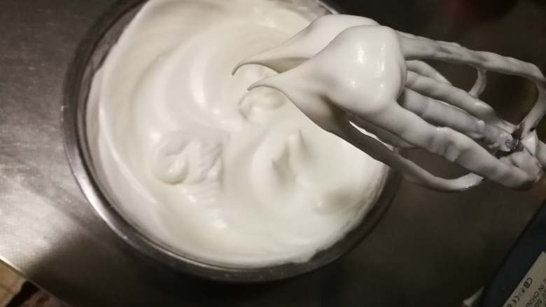 萌翻少女心-芭比蛋糕,打至能拉出直立的小尖角,就是我们需要的干性发泡状态(蛋白能不能打发到位是做戚风蛋糕成功的关键)蛋白糊就做好了。