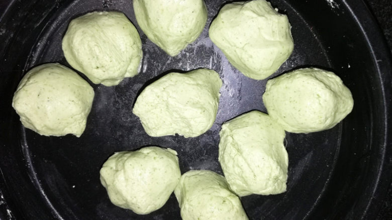 菠菜青团,揉好的面团,分成9份。