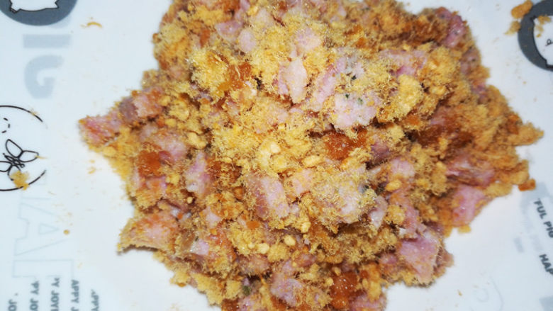 菠菜青团,香肠切碎,跟肉松混合,可以加一点点玉米油拌匀。
