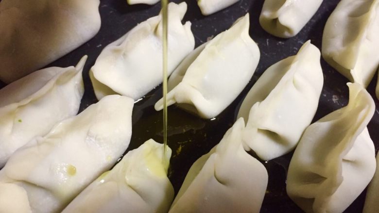 春天第一菜~韭菜肉沫锅贴,安此方法全部包完饺子放入平底锅,开火,加入葵花油