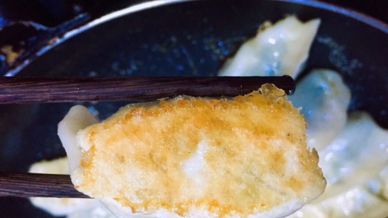 春天第一菜~韭菜肉沫锅贴,水烧干油煎饺子发出吱吱声音时,观察饺子底部煎的程度