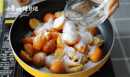 养颜与止咳必备的小妙招,酸甜金桔酱走起!,4.加入白砂糖和水,中小火熬煮半小时左右,等金桔里面的果胶熬出来。