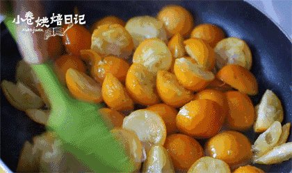 养颜与止咳必备的小妙招,酸甜金桔酱走起!,4.加入白砂糖和水,中小火熬煮半小时左右,等金桔里面的果胶熬出来。