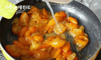 养颜与止咳必备的小妙招,酸甜金桔酱走起!,5.柠檬取汁,倒入锅中继续熬煮。
