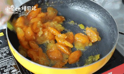 养颜与止咳必备的小妙招,酸甜金桔酱走起!,6.颜色变成橙黄色、汤粘稠了,就煮好了。晾到四十度左右加入一些<a style='color:red;display:inline-block;' href='/shicai/ 865'>蜂蜜</a>拌匀即可。装瓶放冰箱冷藏,随吃随取。