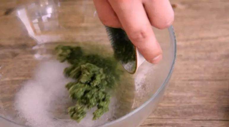 青团,没想到你是这样有心的小胖子!,碗中倒入白糖,加入热水,再加入<a style='color:red;display:inline-block;' href='/shicai/ 85381'>艾草粉</a>拌匀