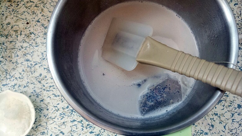 西米珍珠奶茶,奶锅加热,不停的搅拌